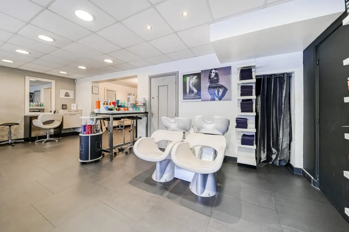 Espace couleur et bacs à shampoing du salon Jérôme Levas à Téteghem