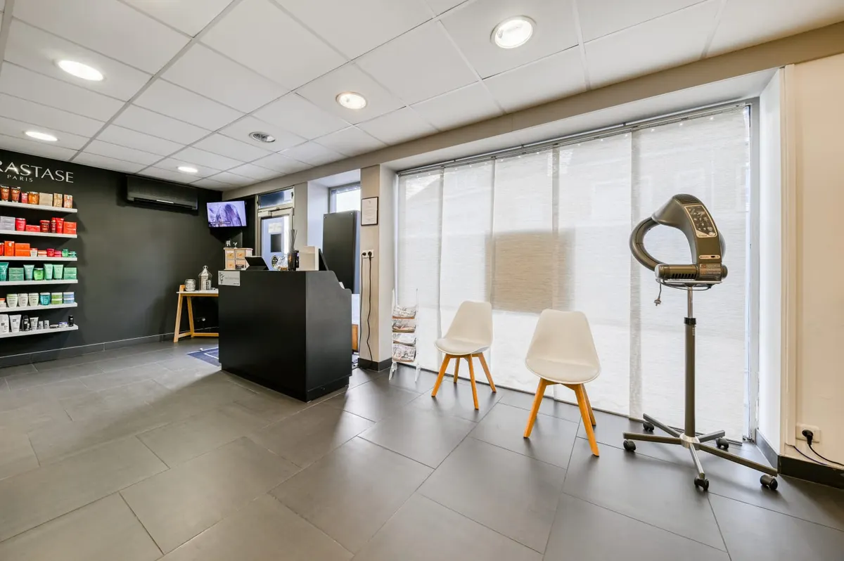 Accueil et espace produits du salon Jérôme Levas à Téteghem