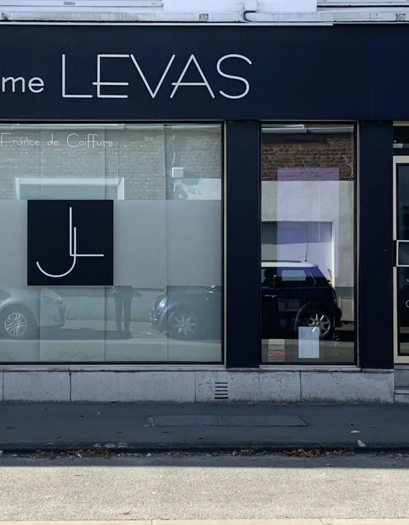 Façade du salon Jérôme Levas, Champion de France de coiffure, à Téteghem